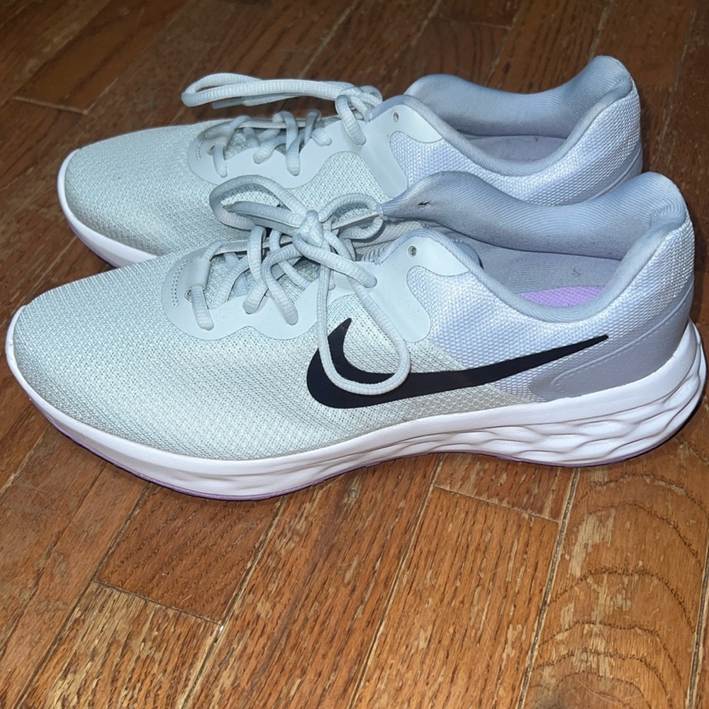 Women’s Nike tennis shoes size 11